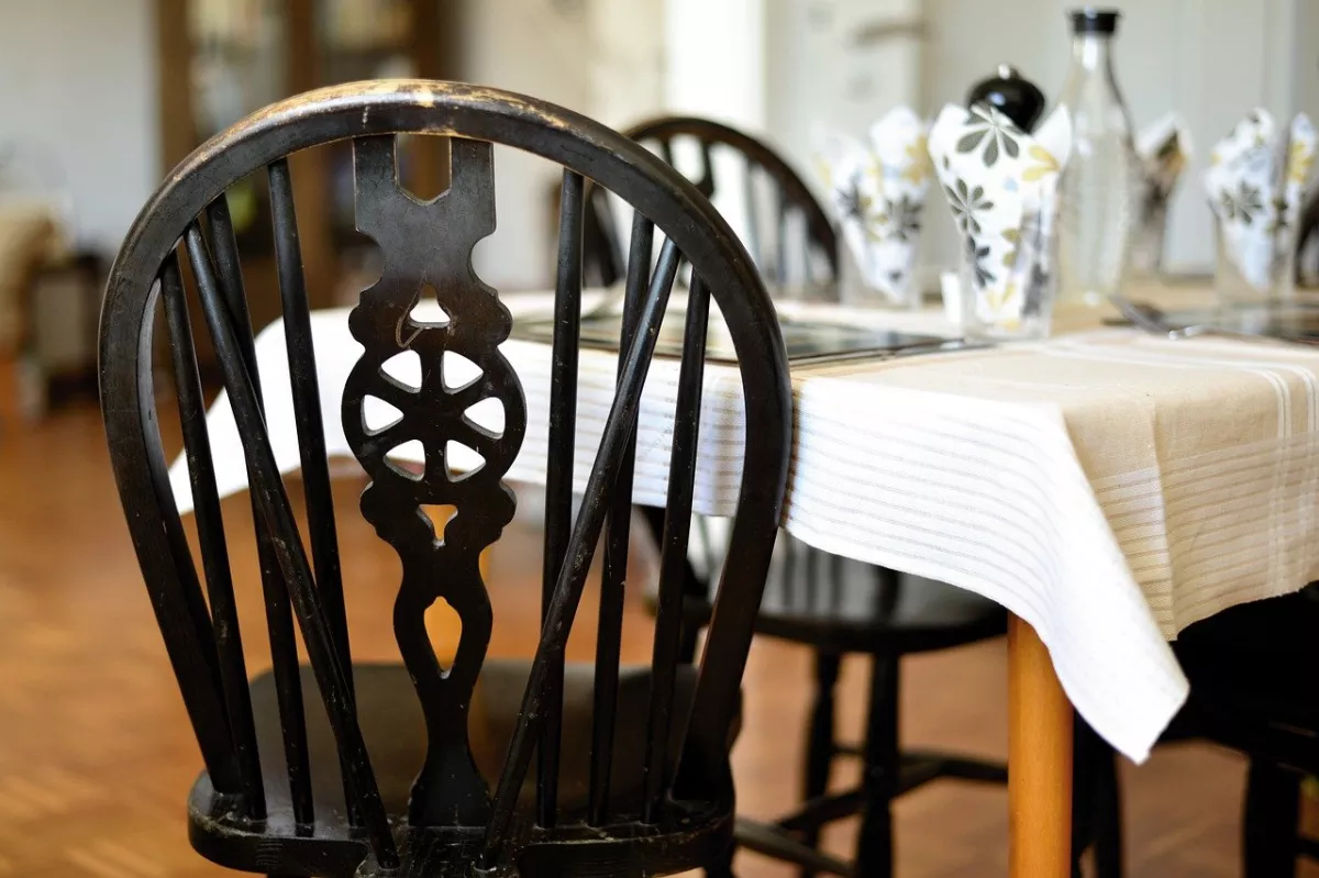 Produkty do pielęgnacji mebli drewnianych – co wybrać?